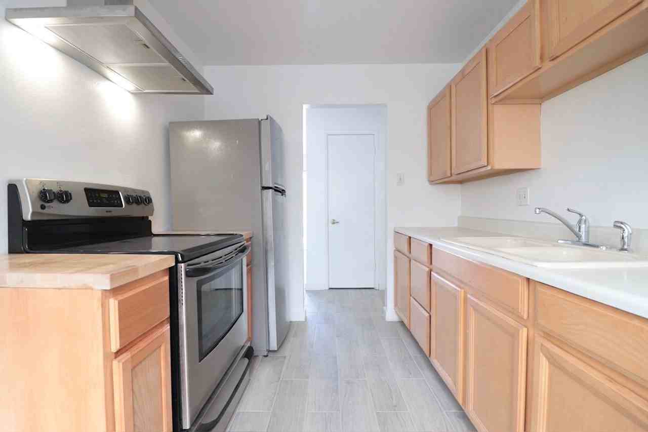 1123 Betts St Ne - Photo 4 of 13