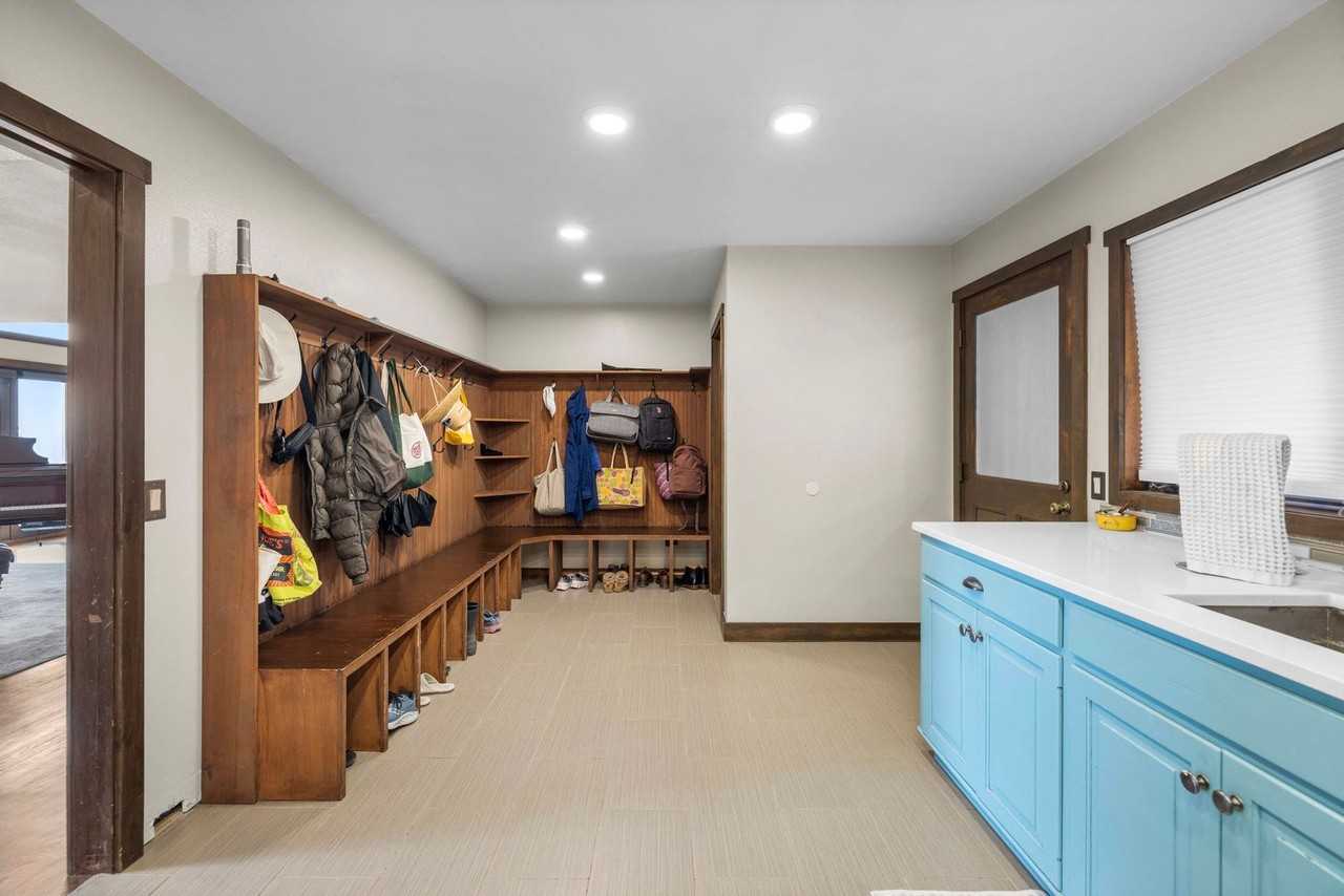 20479 Comet Ln - Photo 4 of 50