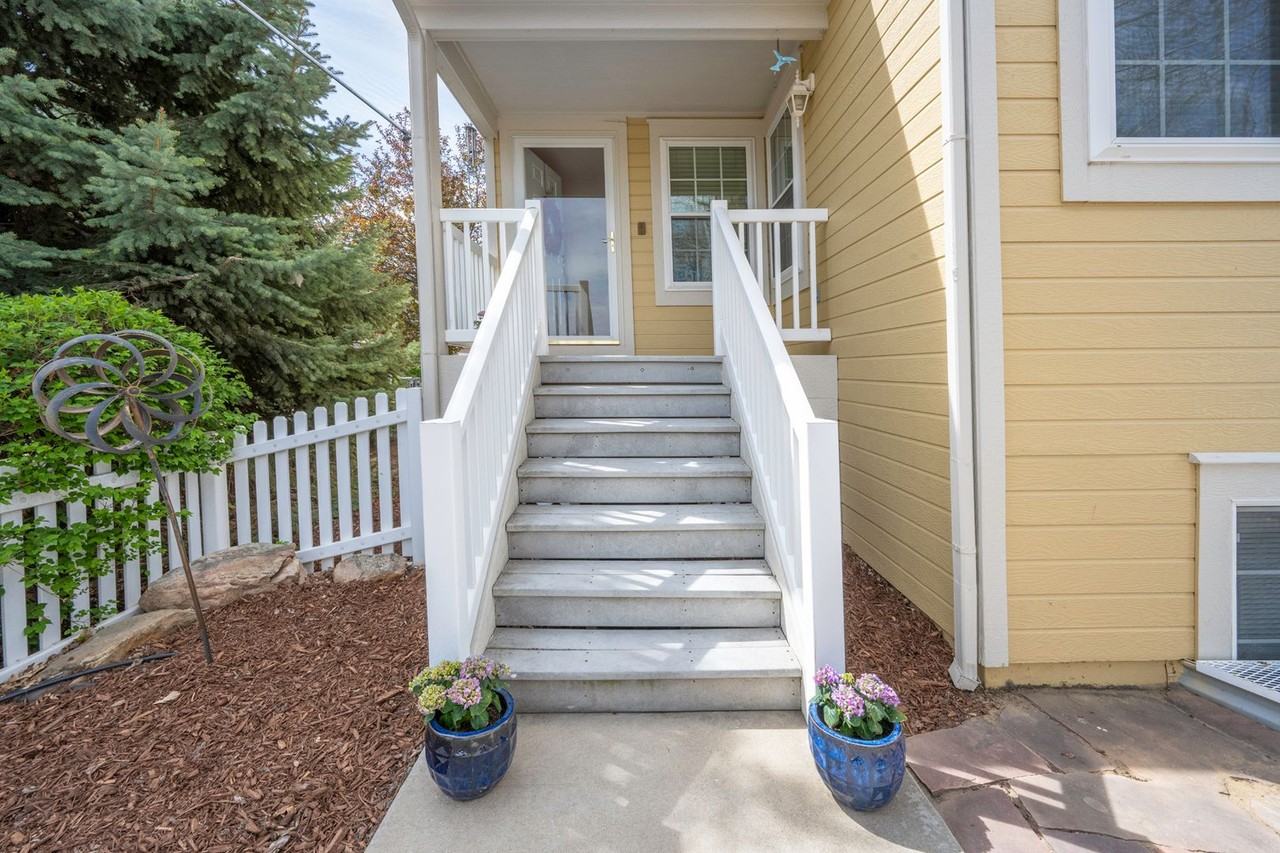 692 Beauprez Ave - Photo 2 of 17