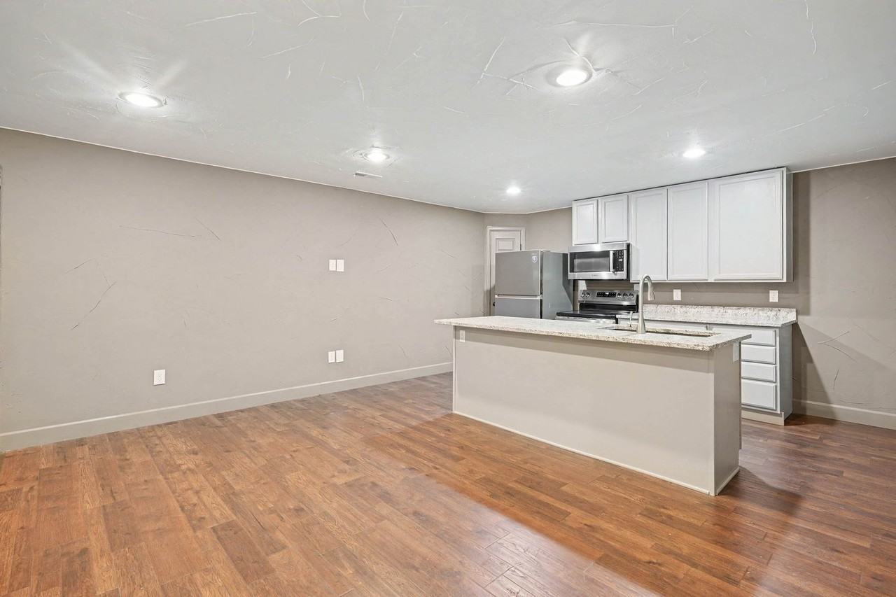 5634 W Ida Dr - Photo 6 of 22