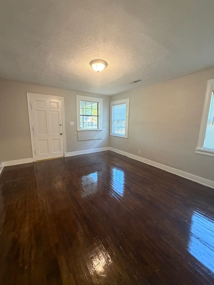 1833 Walker Ave - Photo 4 of 12