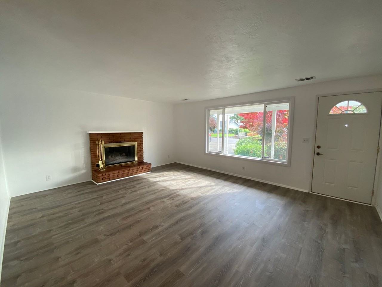 1914 Lomond Ave - Photo 5 of 33