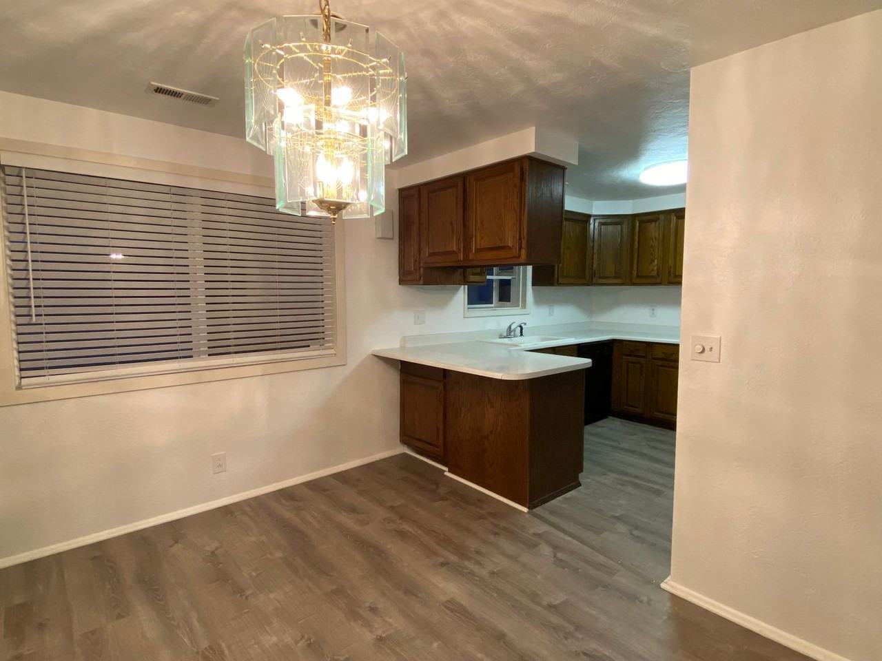 1914 Lomond Ave - Photo 6 of 33