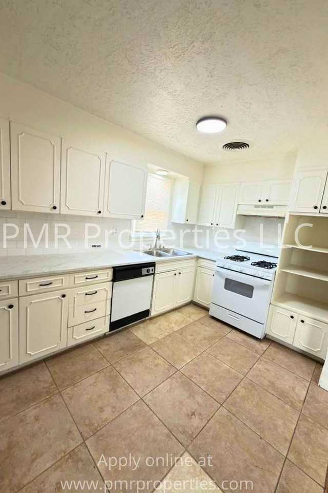 2513 Sw A Ave - Photo 2 of 9