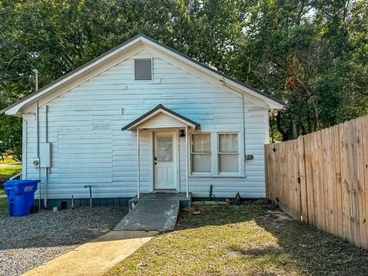 302 E Houston St - Photo 3 of 17