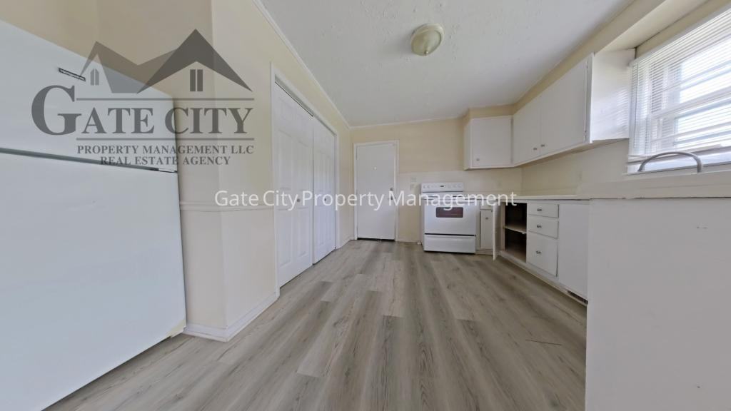 1610 Brockett Ave - Photo 2 of 11