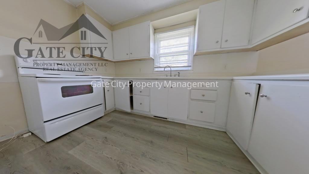 1610 Brockett Ave - Photo 3 of 11