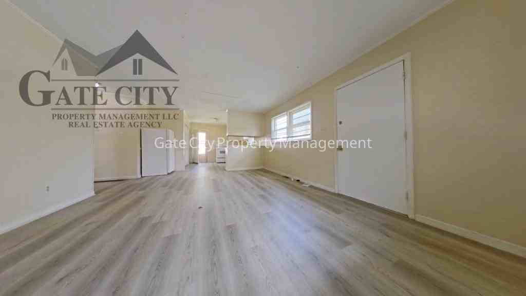 1610 Brockett Ave - Photo 4 of 11