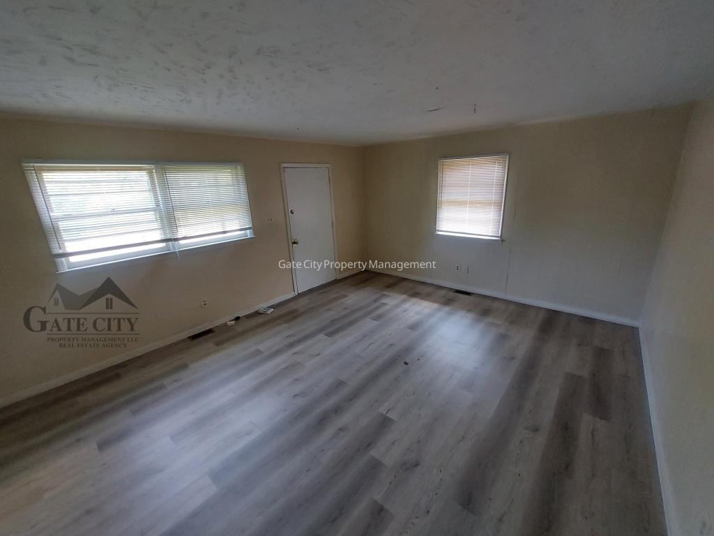 1610 Brockett Ave - Photo 5 of 11