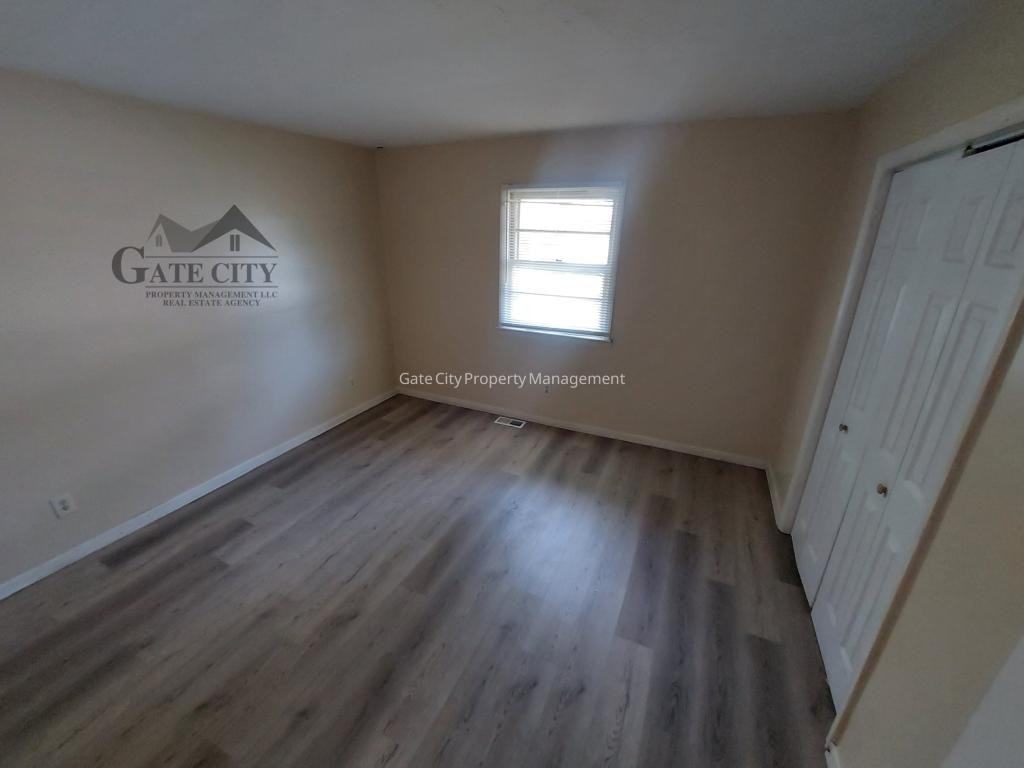 1610 Brockett Ave - Photo 7 of 11