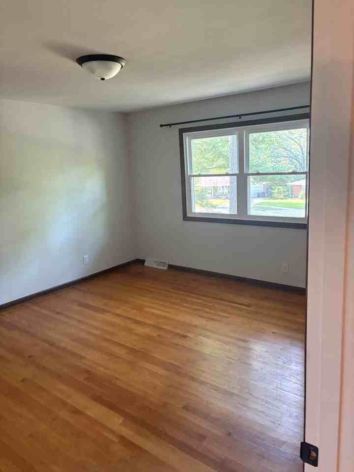 2724 34th St - Photo 4 of 5