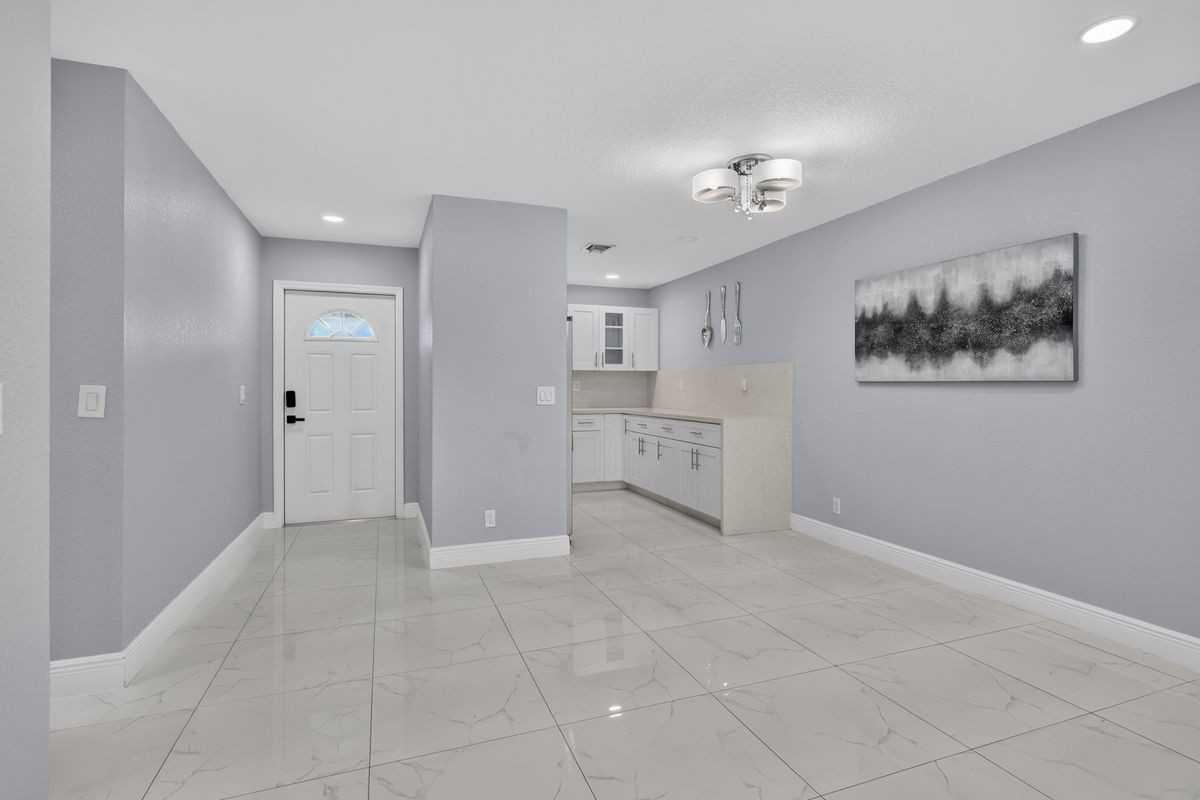 2601 Crosley Dr W - Photo 3 of 34