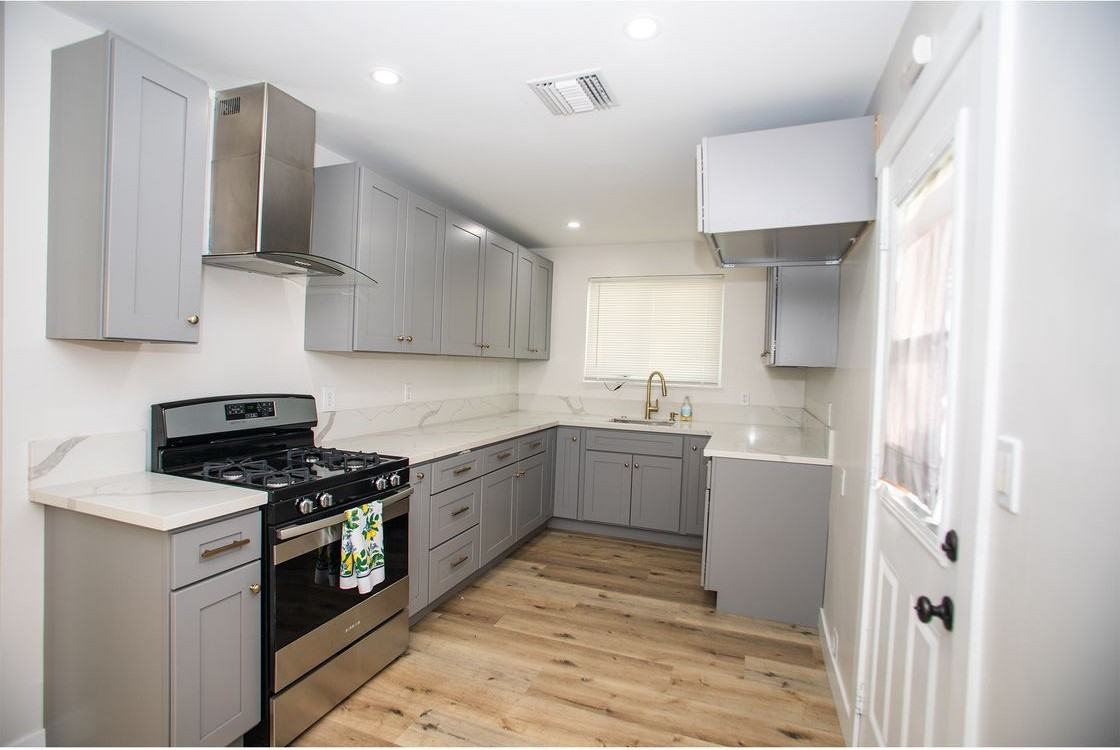 496 W 48th St - Photo 2 of 13