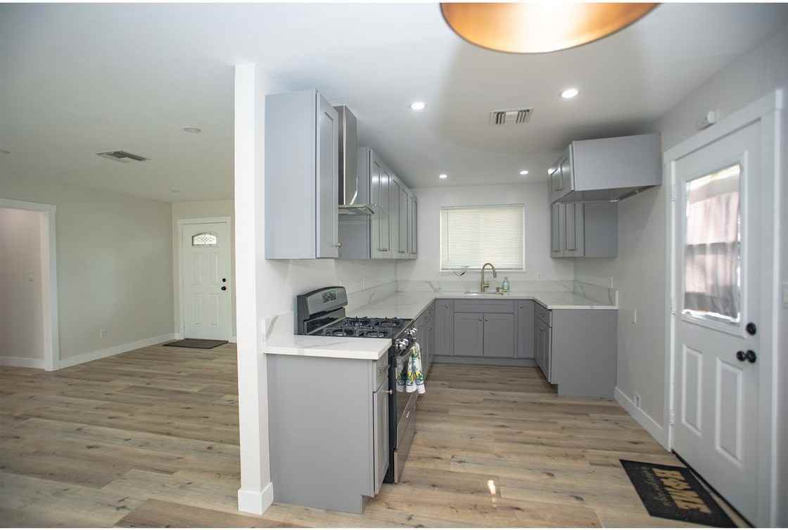 496 W 48th St - Photo 3 of 13