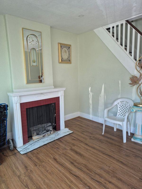 921 W Silver St - Photo 2 of 9