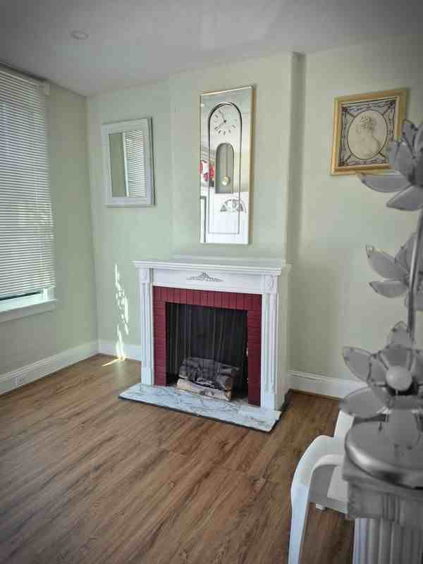 921 W Silver St - Photo 3 of 9