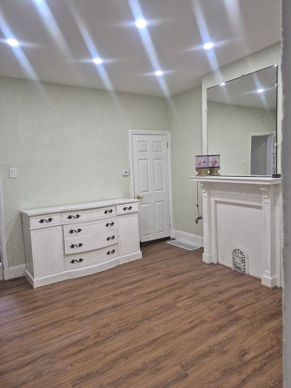 921 W Silver St - Photo 6 of 9