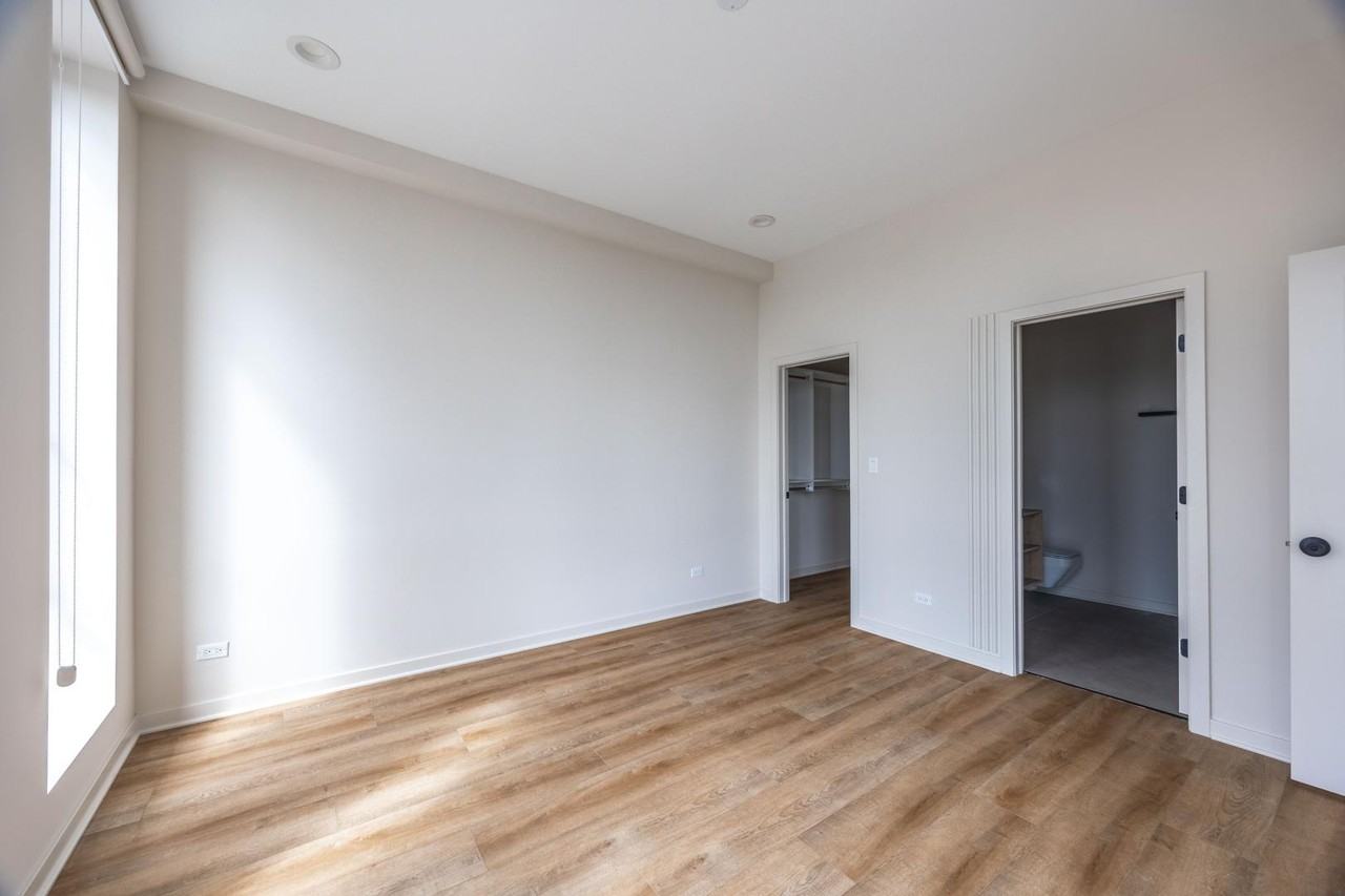 3207 N Narragansett Ave #406 - Photo 5 of 11
