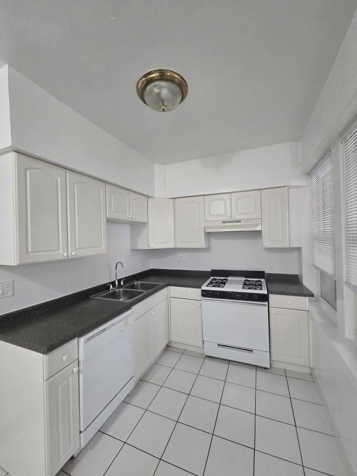 800 Seward St #1 - Photo 3 of 10