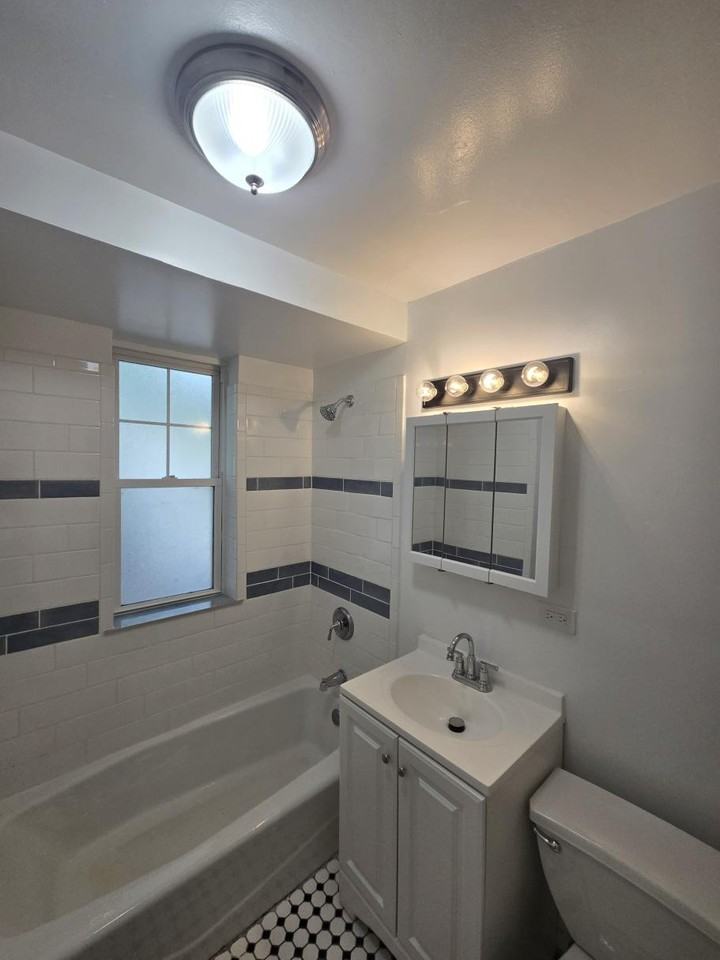 800 Seward St #1 - Photo 5 of 10