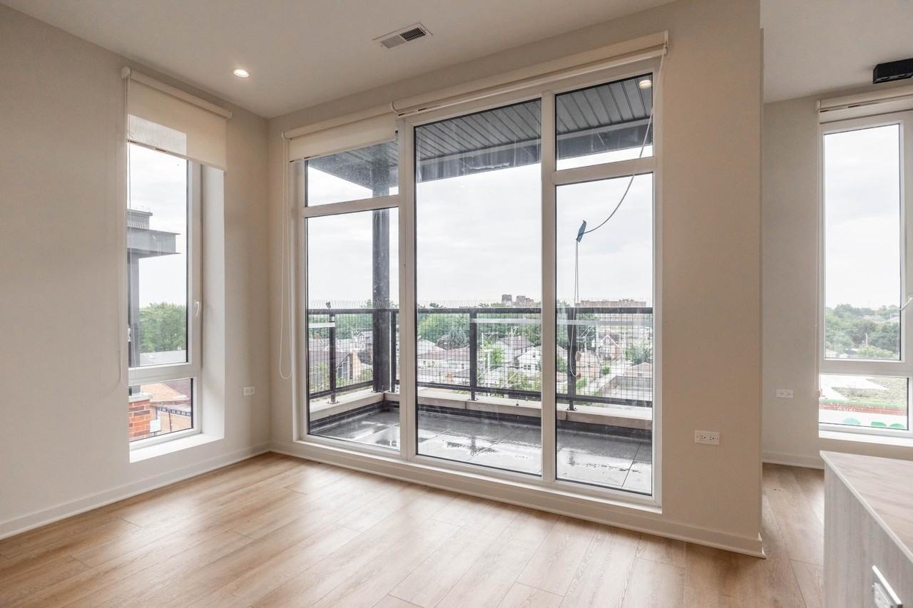 3207 N Narragansett Ave #405 - Photo 3 of 19