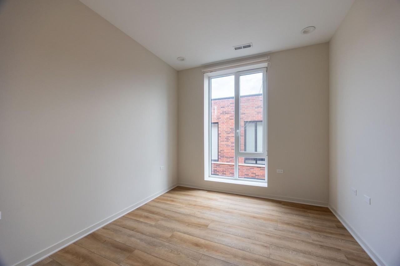 3207 N Narragansett Ave #405 - Photo 7 of 19
