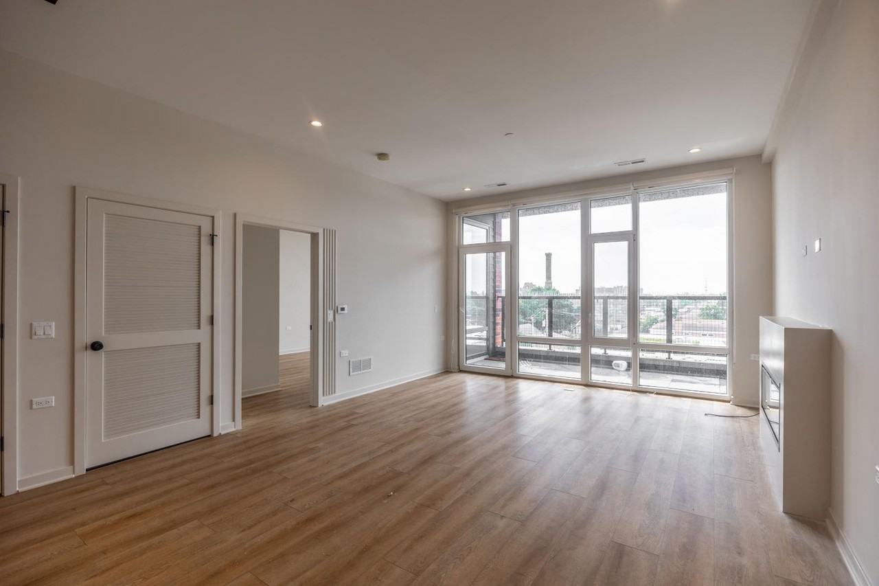 3207 N Narragansett Ave #407 - Photo 3 of 13