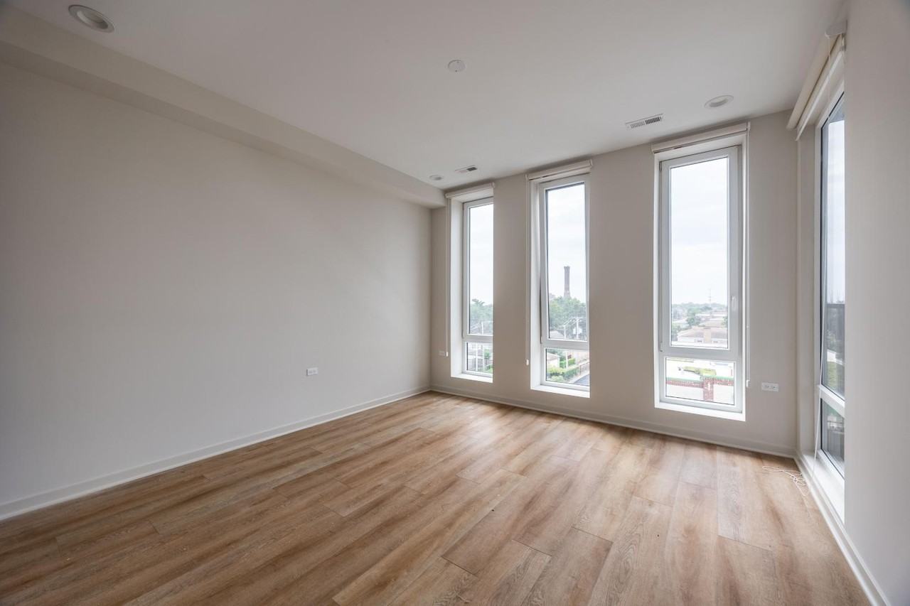 3207 N Narragansett Ave #407 - Photo 5 of 13