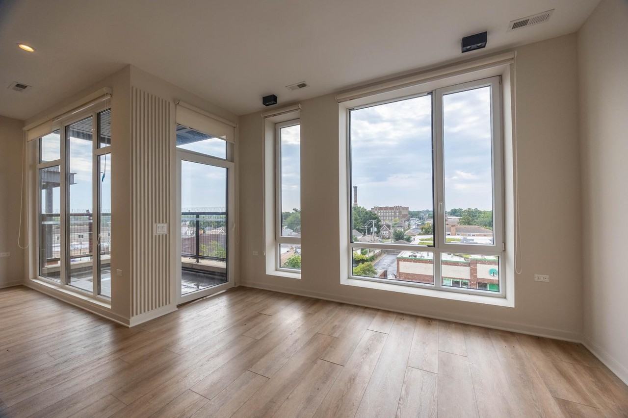 3207 N Narragansett Ave #408 - Photo 3 of 19