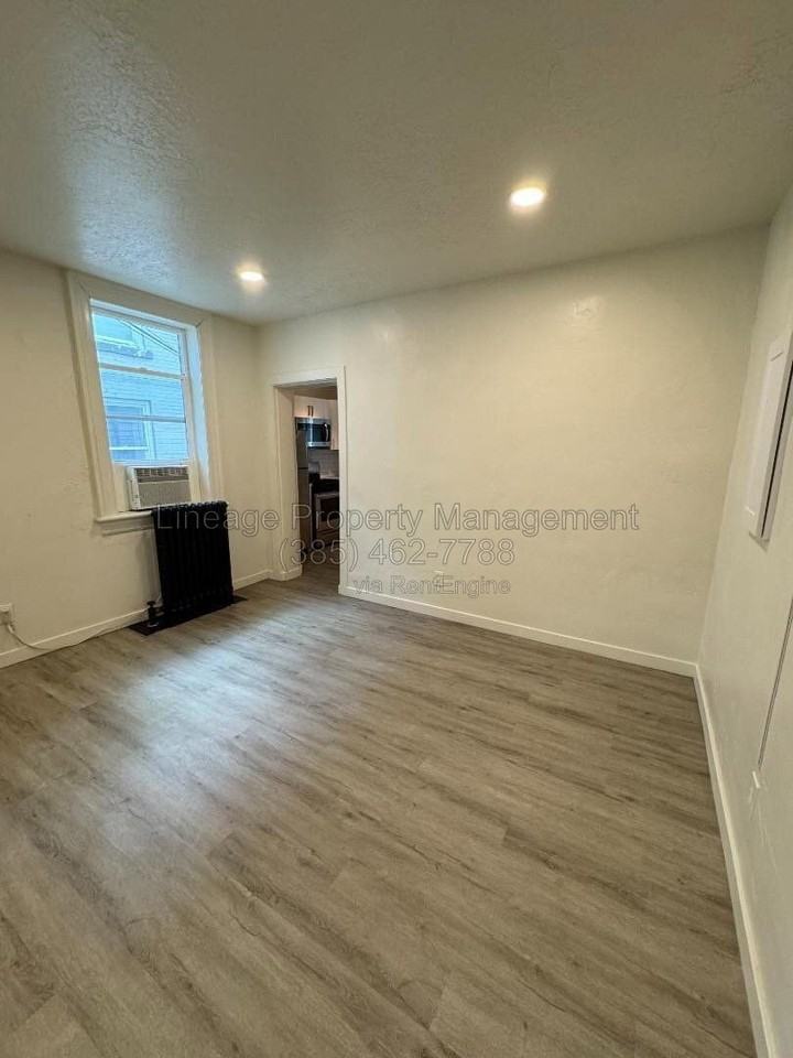 376 E Broadway #8 - Photo 4 of 7