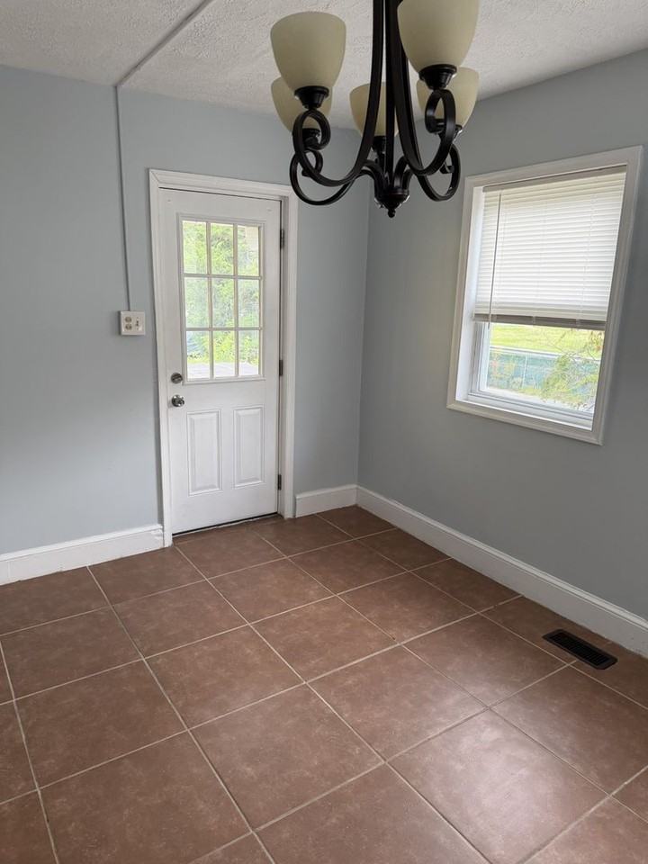 505 Northpoint Rd - Photo 5 of 15