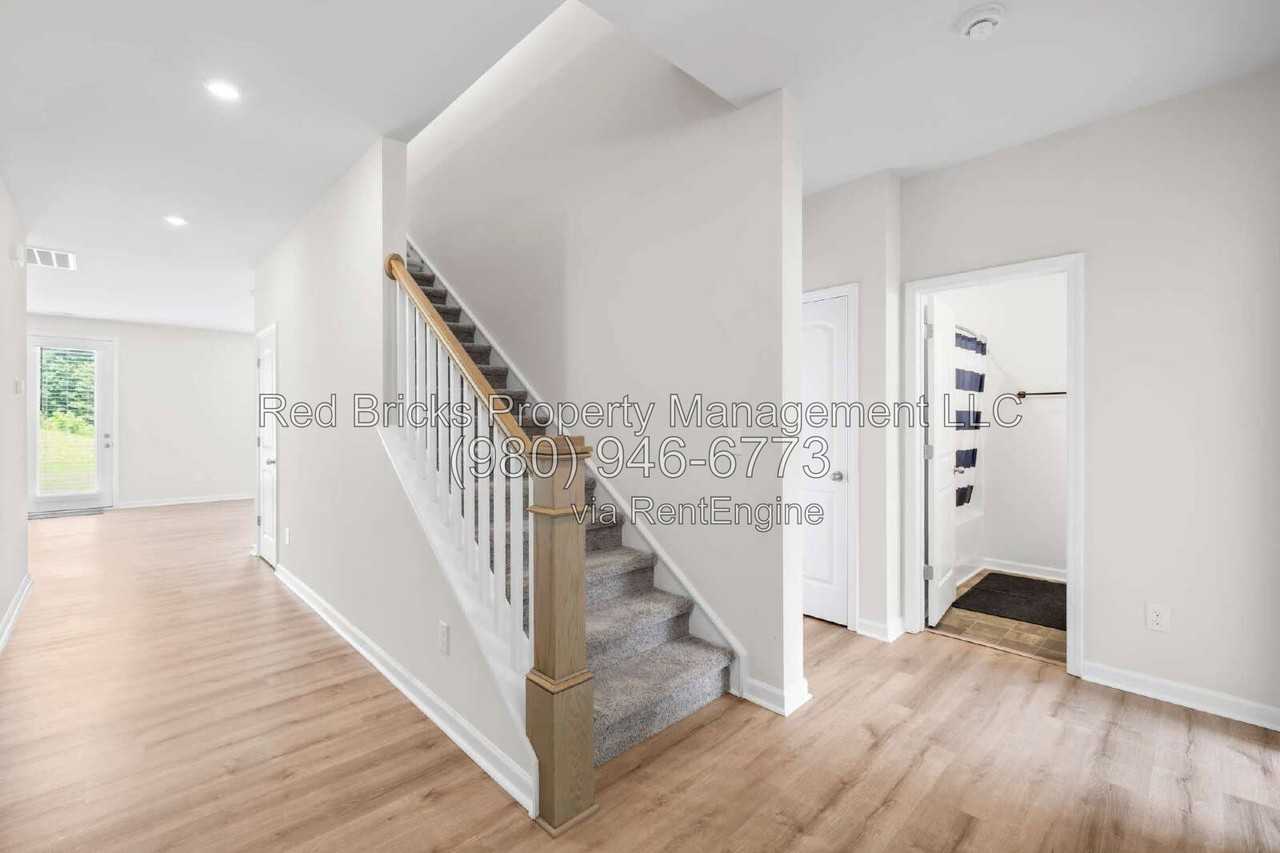 3432 Bluff Hill Ln - Photo 6 of 28
