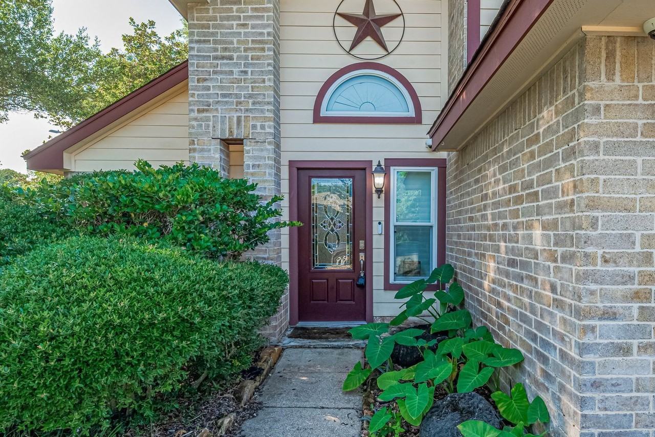 15803 Locust Grove Dr - Photo 4 of 38
