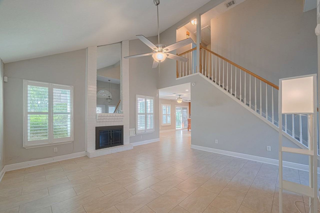 15803 Locust Grove Dr - Photo 5 of 38