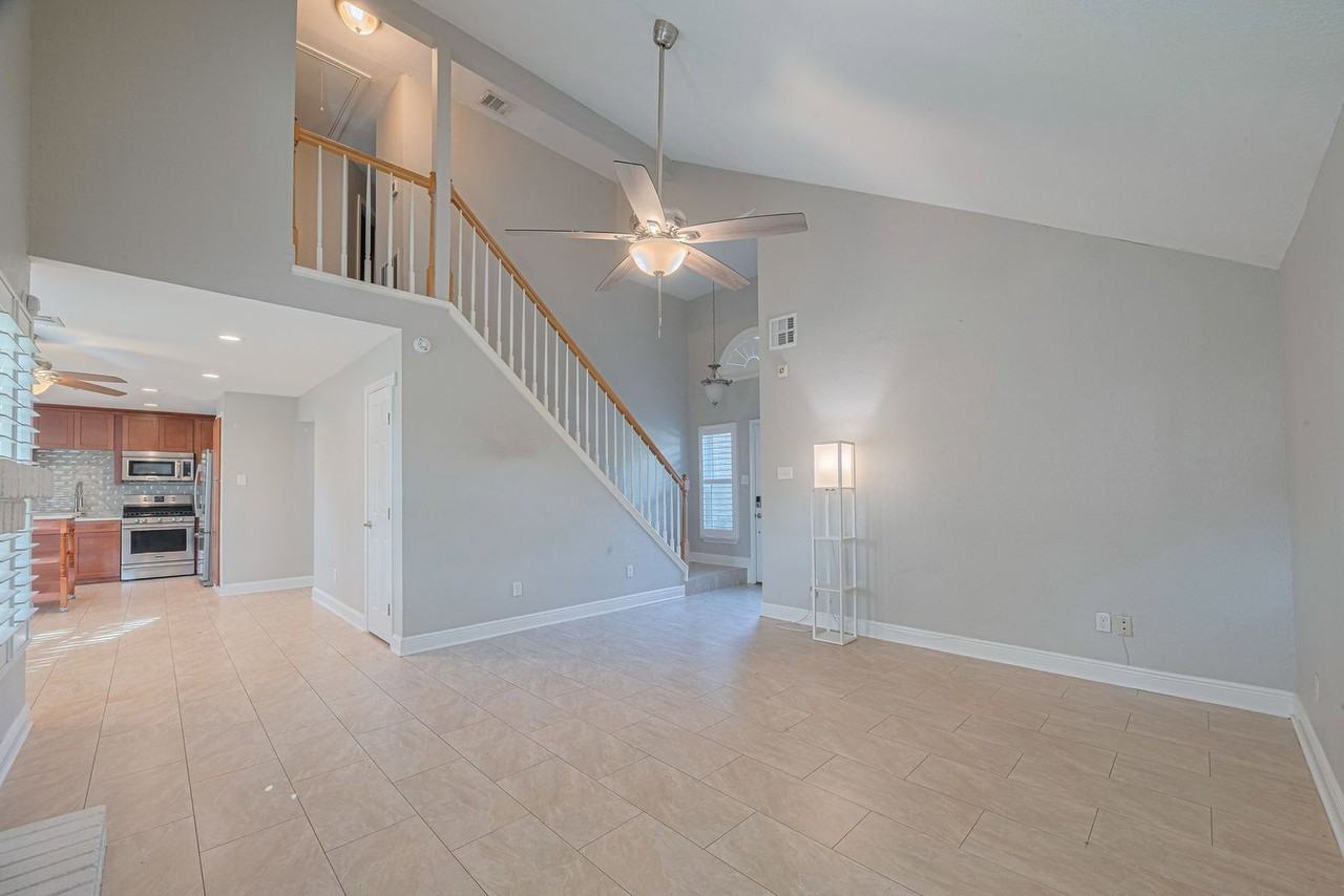 15803 Locust Grove Dr - Photo 6 of 38