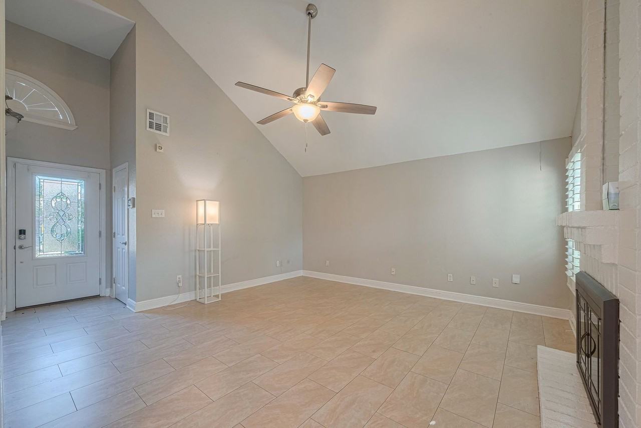 15803 Locust Grove Dr - Photo 7 of 38