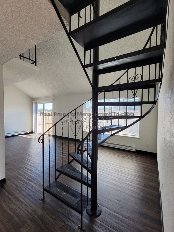1025 W Entiat Ave #D14 - Photo 2 of 10