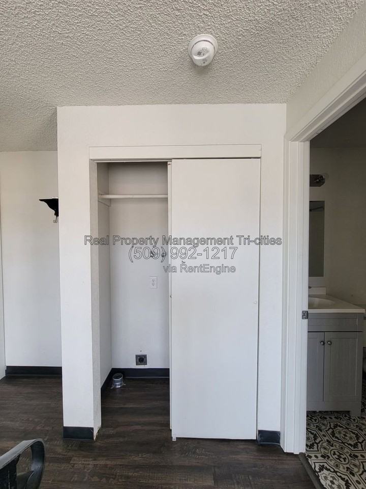 1025 W Entiat Ave #D14 - Photo 3 of 10