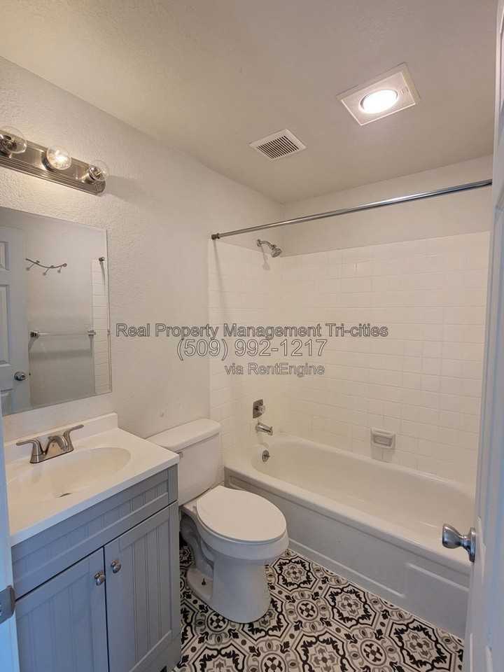 1025 W Entiat Ave #D14 - Photo 4 of 10
