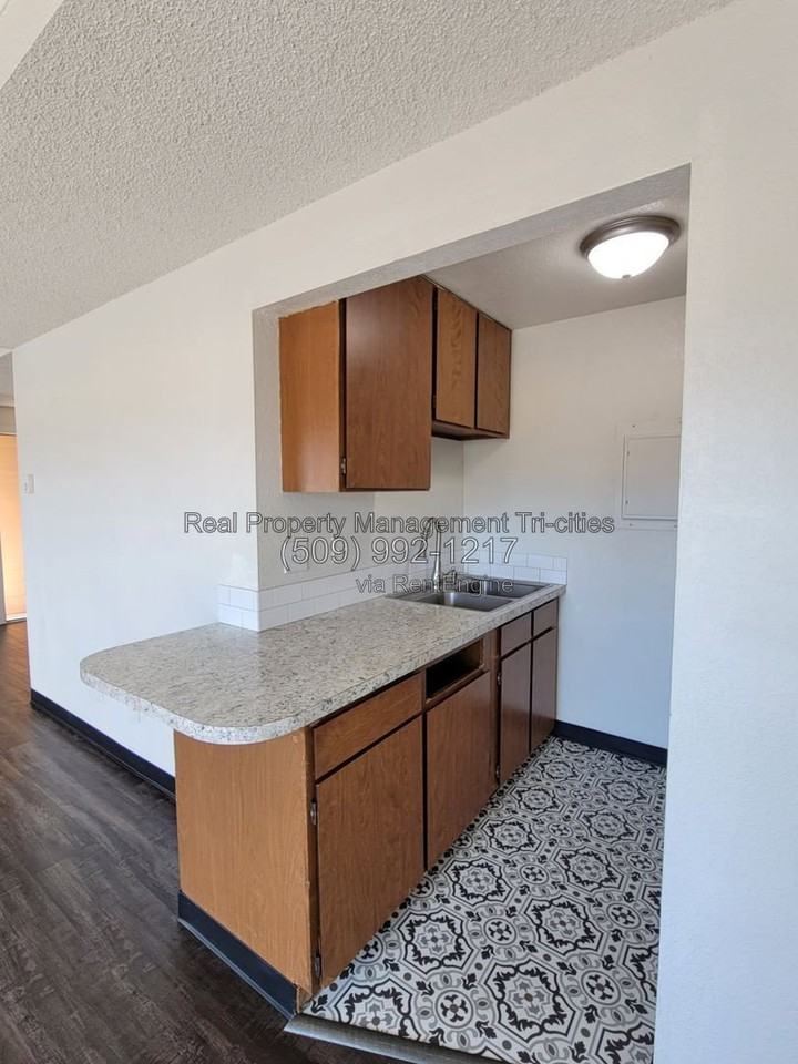 1025 W Entiat Ave #D14 - Photo 5 of 10