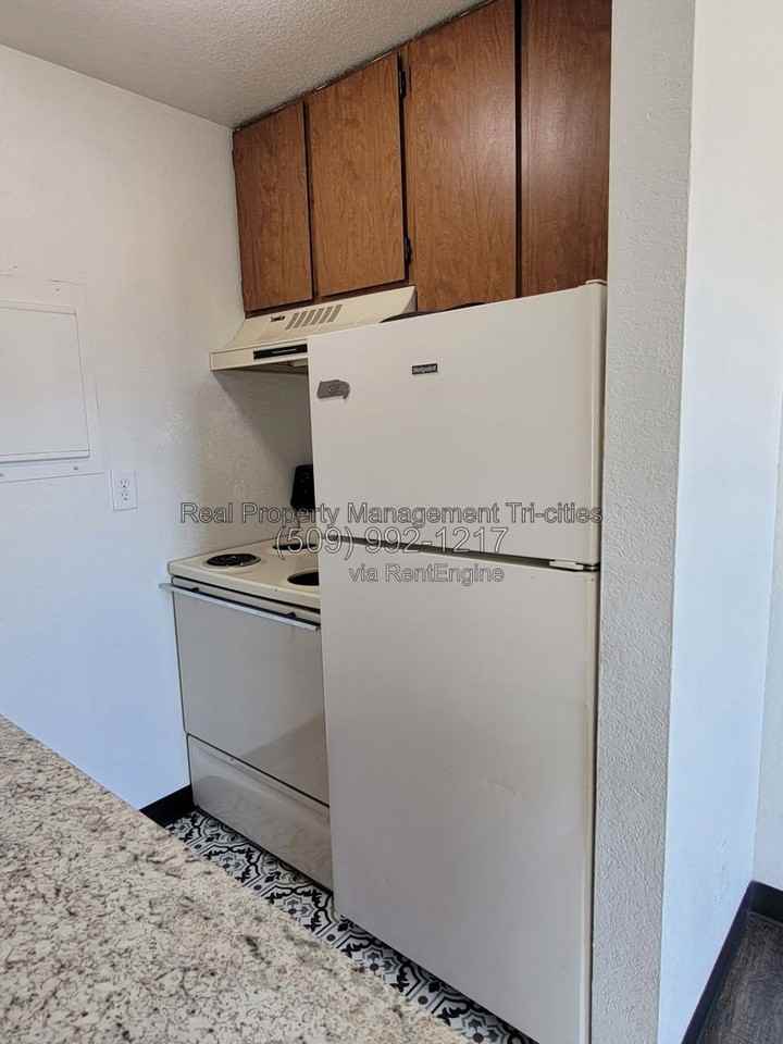 1025 W Entiat Ave #D14 - Photo 6 of 10