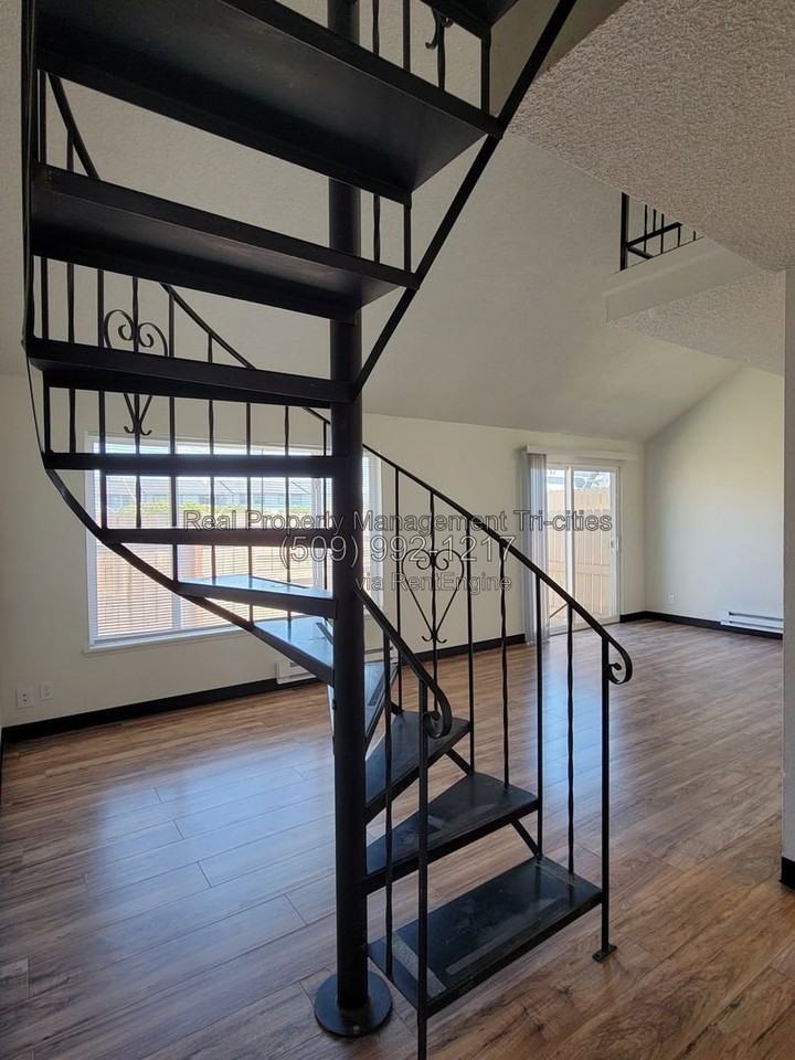 1025 W Entiat Ave #B8 - Photo 2 of 9