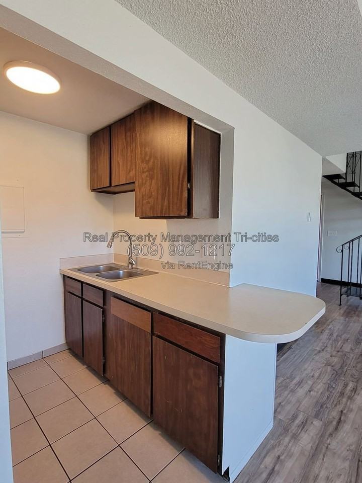 1025 W Entiat Ave #B8 - Photo 3 of 9