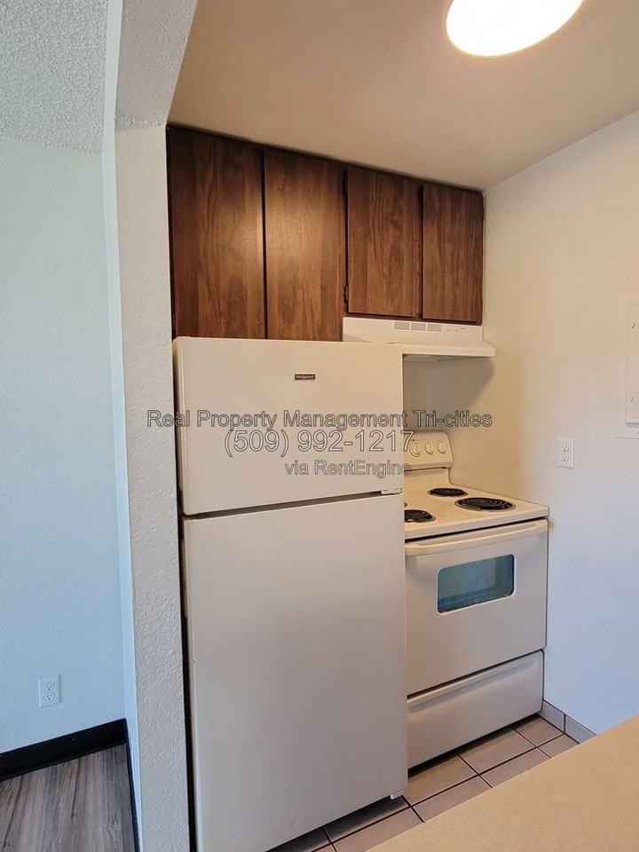 1025 W Entiat Ave #B8 - Photo 4 of 9