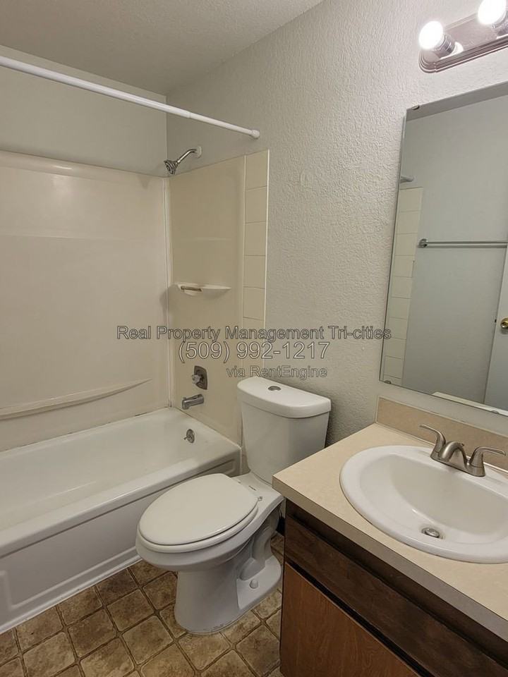 1025 W Entiat Ave #B8 - Photo 5 of 9
