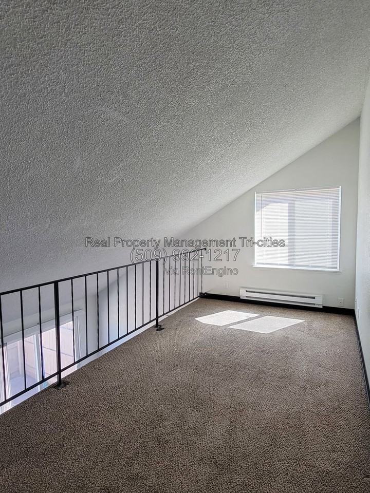 1025 W Entiat Ave #B8 - Photo 6 of 9