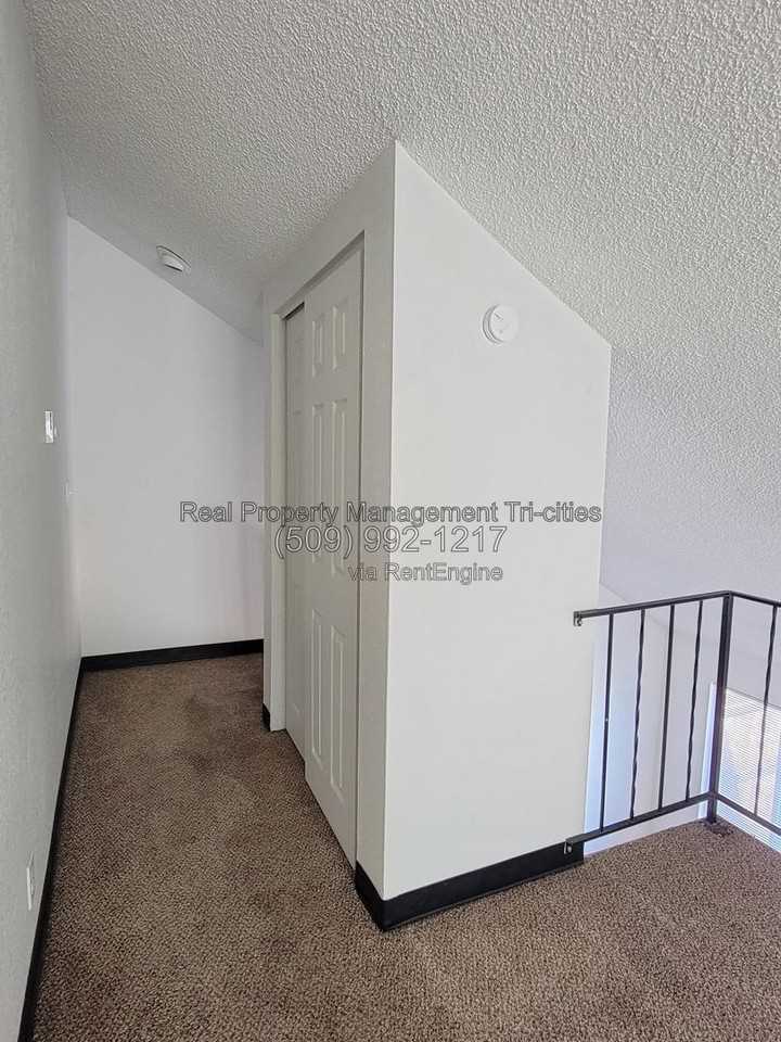 1025 W Entiat Ave #B8 - Photo 7 of 9