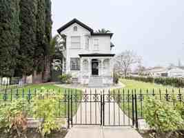 featured image of 362 W 22nd St #360