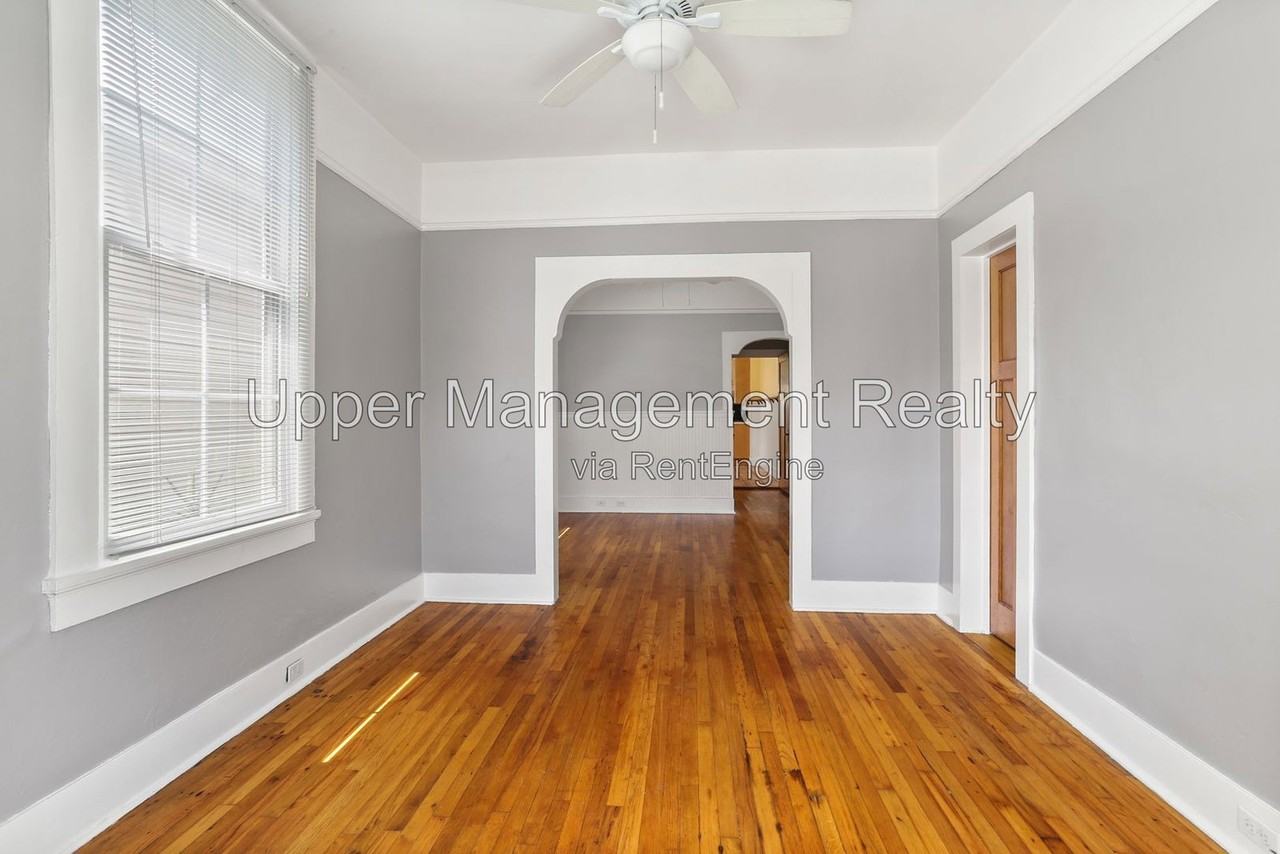 806 Constantinople St - Photo 2 of 19
