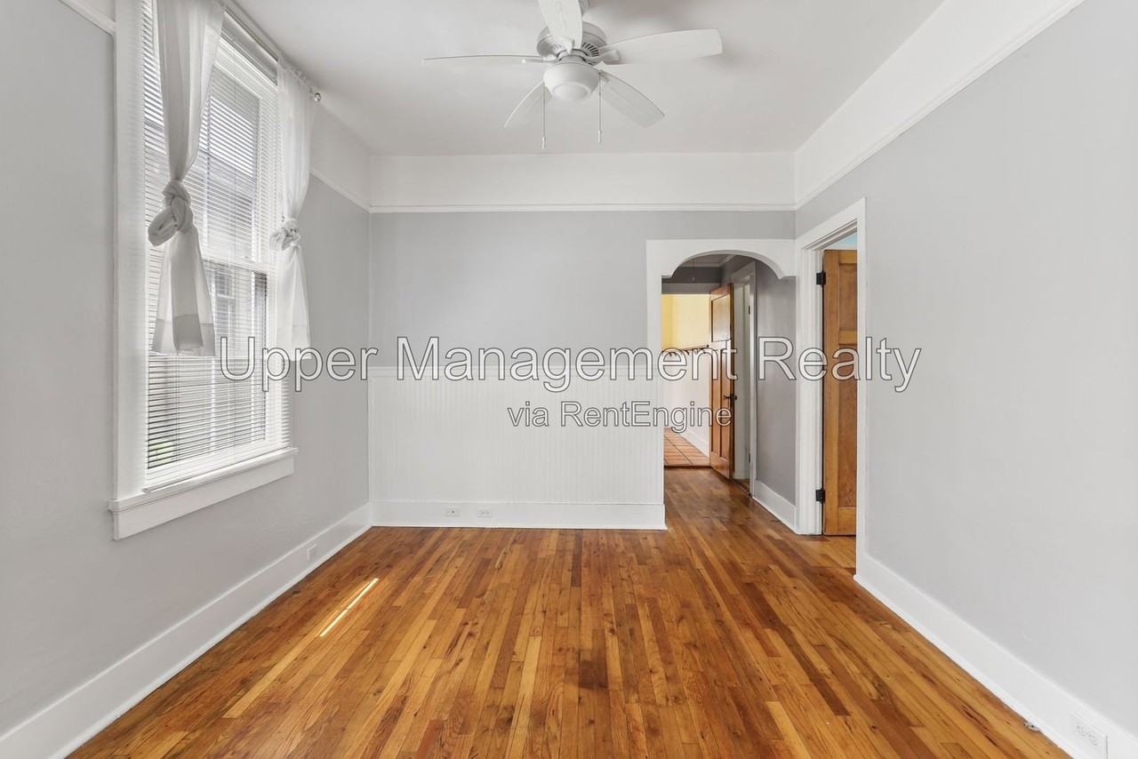 806 Constantinople St - Photo 4 of 19